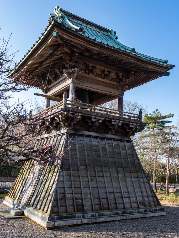 本堂のかたわらに立つ鐘楼。北条高時が寄進した総高115㎝の銅鐘は国の重要文化財に指定。