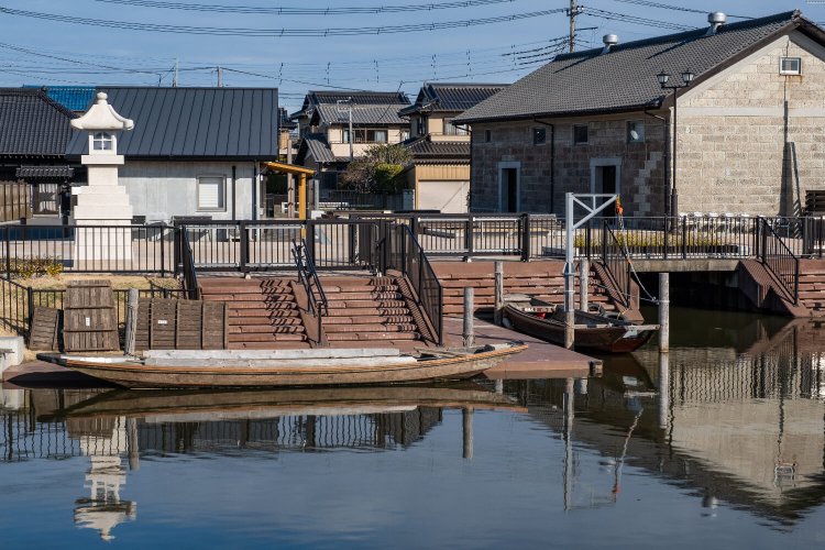 大谷石造りの蔵のほか、石燈籠や舟着き場が新たに整備された津軽河岸あと広場。