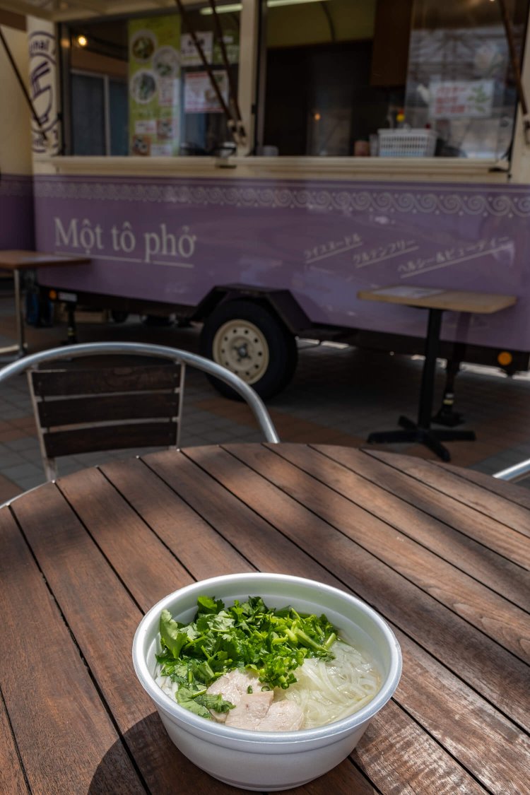 土・日の11:00～15:00はキッチンカー『モット・フォー』でもフォーを提供。