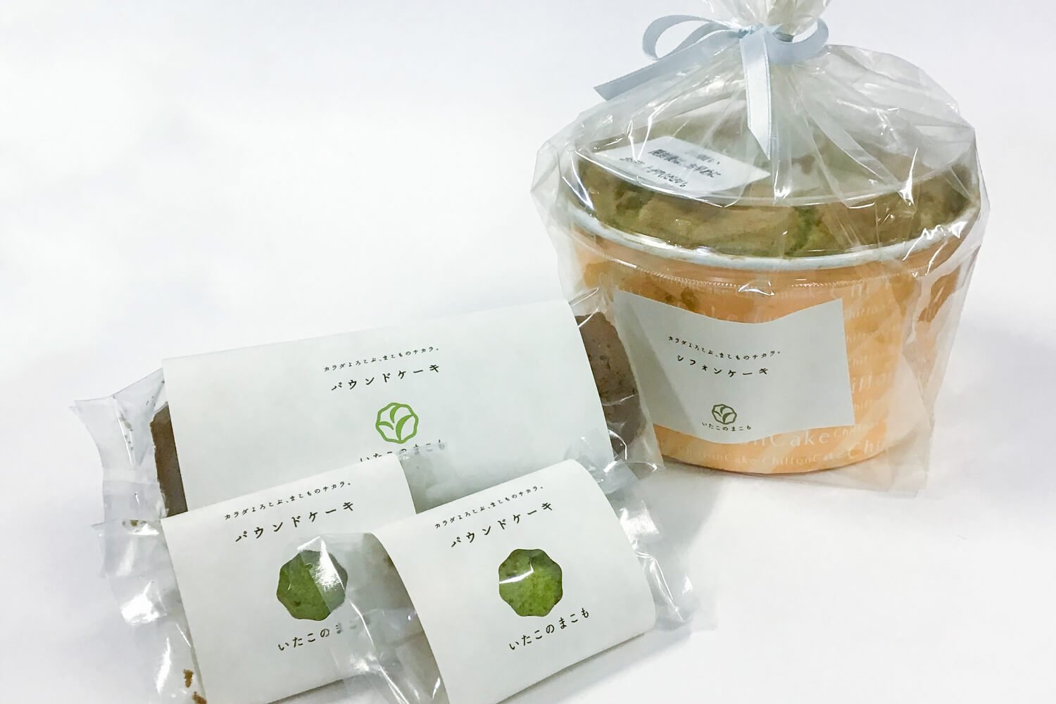 フワフワ食感のまこもシフォンケーキ800円(右)と食べごたえ十分のまこもパウンドケーキ1本600円(1切れ120円)。