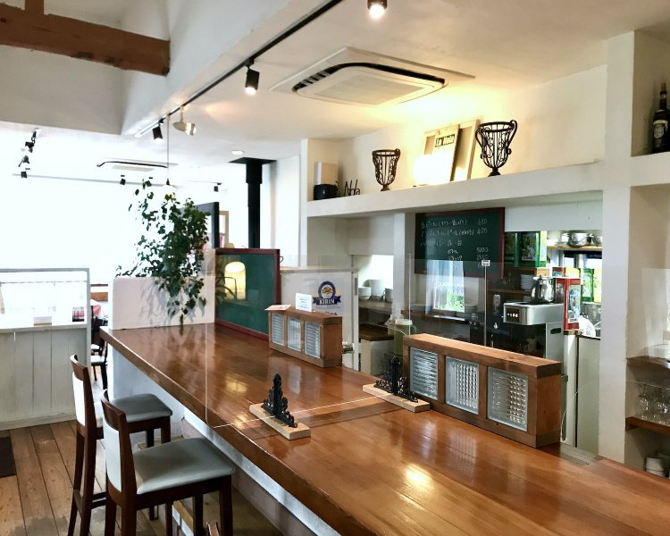 カウンター席にテーブル3卓。シンプルだけれど手入れが行き届いた店内。