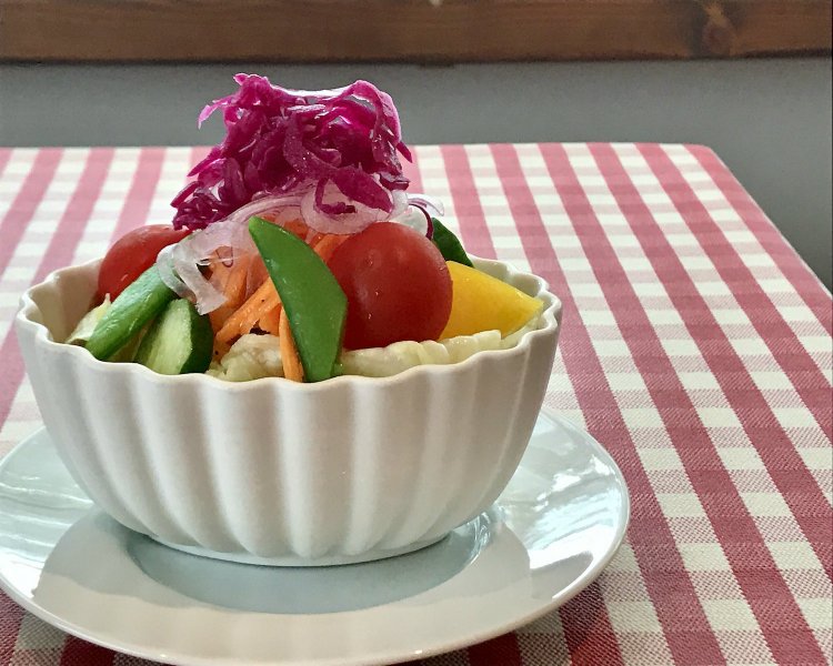 サラダの味を引き立てるのは自家製和風ドレッシング。トッピングされた酢漬けの赤キャベツとキャロットラペの酸味でさわやかにいただける。