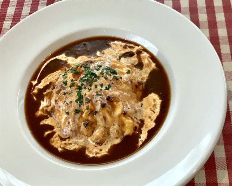 濃厚な卵ならではの力強い色合い。赤ワインや牛スネのひき肉とともにじっくり煮込んだデミグラスソースとのコントラストも鮮やか。