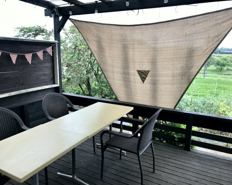 富美之さんお手製のテラス席。夏場は虫が多く冬場は寒いという難点はあるが、春と秋は最高。