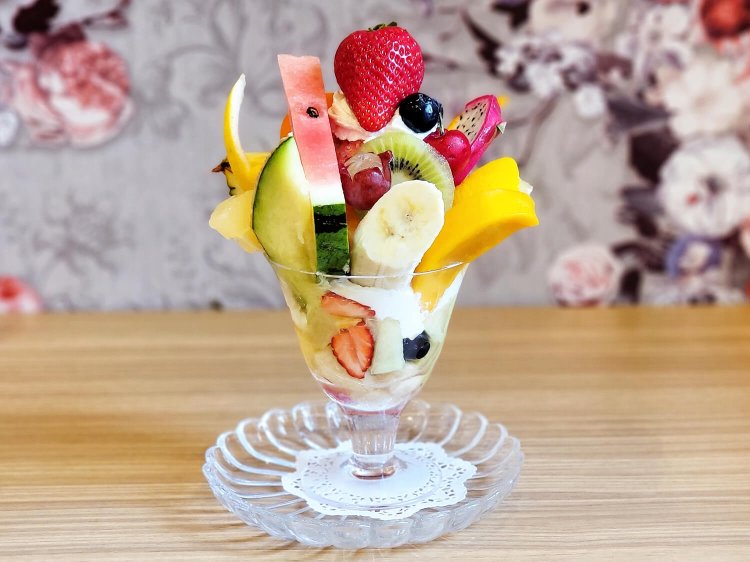 フルーツパフェ 2500円。