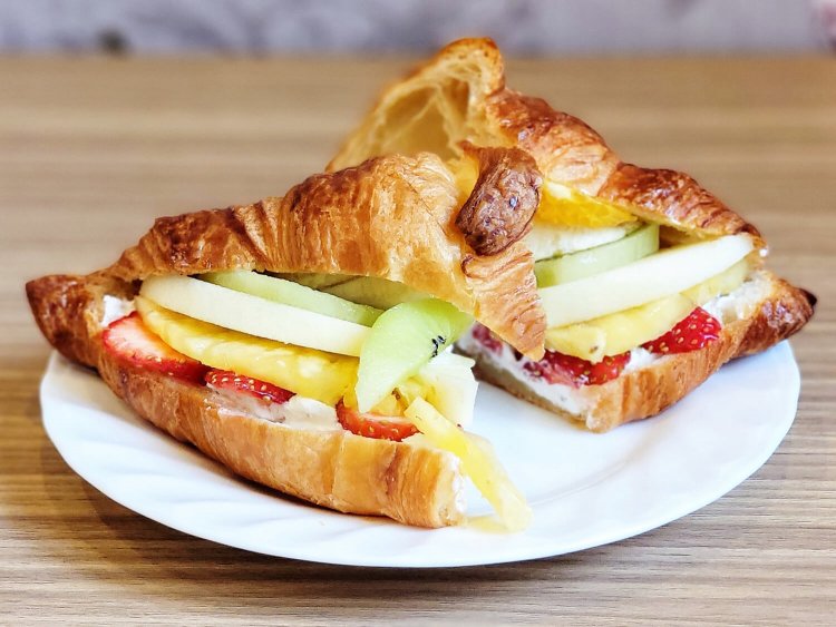 クロワッサンサンド（フルーツ） 450円。