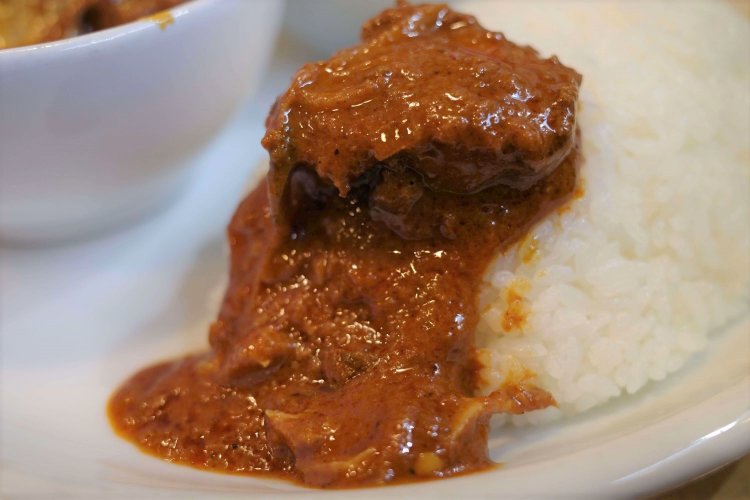 やわらかなチキンがホロホロと崩れるチキンカレーも美味。『Spice Box』のカレーは全種類試したい。