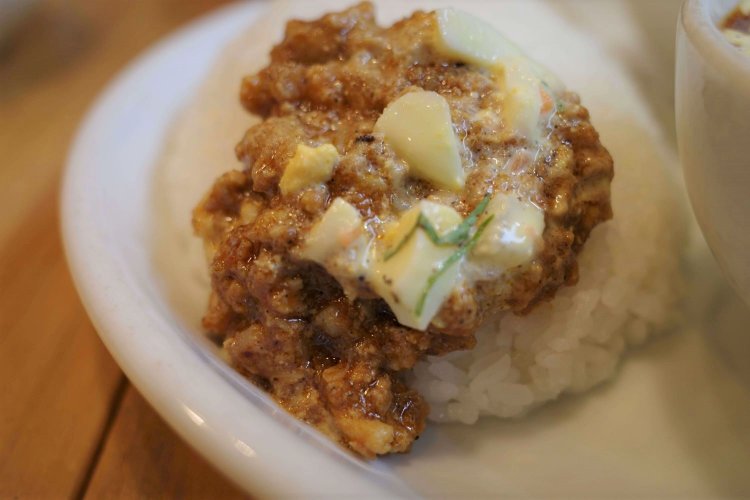 チキンキーマ、タルタルソース、そしてスパイスたっぷりのルーをご飯にのせて……。まさに禁断の組み合わせ。