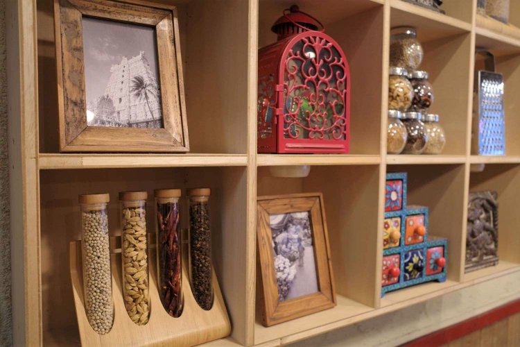 スパイスが飾られる棚。こういうのって写真に撮りたくなりますよね。
