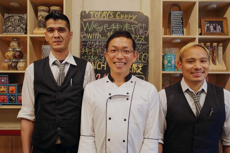 子どもの頃から自分の店を持つのが夢だった斗内さん（写真中央）。