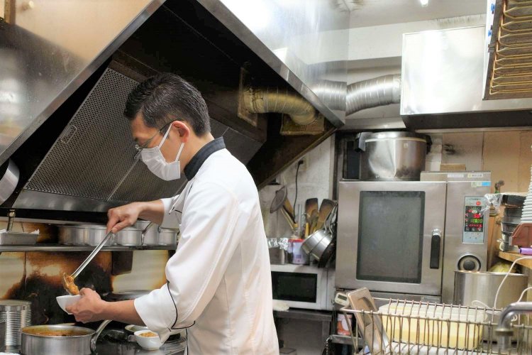 南インドでは高級ホテルの料理と一般家庭の料理を覚えたそう。両方の良さを取り入れ、日本になじむ味にアレンジして『Spice Box』のメニューが完成。