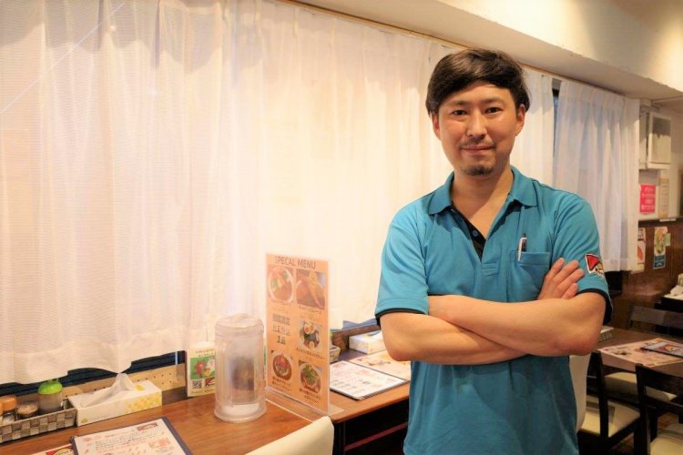 写真はキリっと決めてくれた小美野さん。清水さんは撮影NG！　店名は“ダブル店主”の名前を合体して決まった。