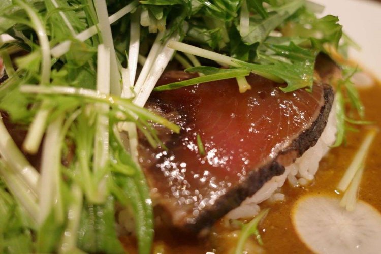 てんこ盛りの水菜の下にタタキがのっている！