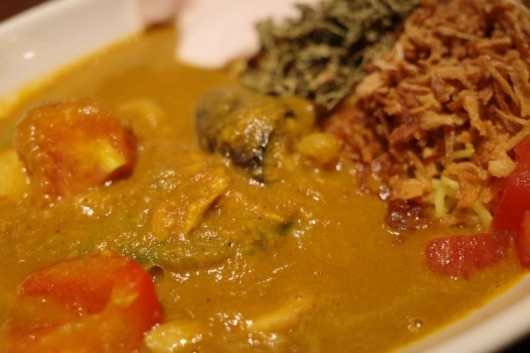 まずは野菜のカレーのほうから。