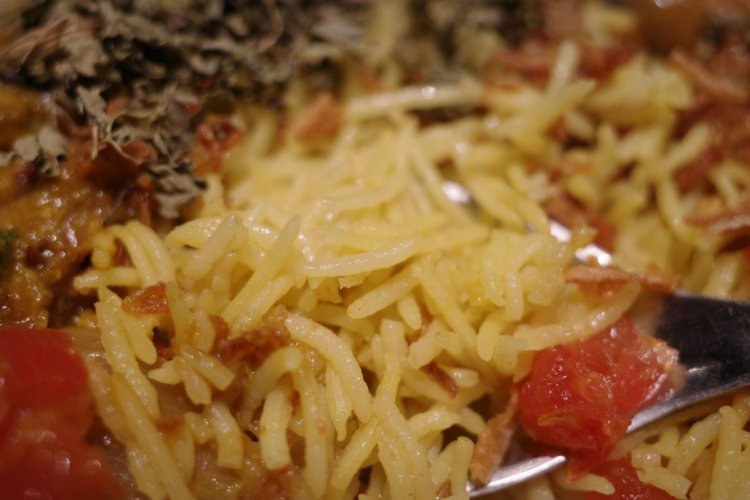 『ヨンイチカレー』ではインディカ米を使用。白米より血糖値が上がりにくいそう。ターメリックで炊かれていい香り。