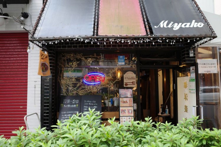 古い洋装店をリノベーションした『ヨンイチカレー』。屋根と扉にその名残がある。