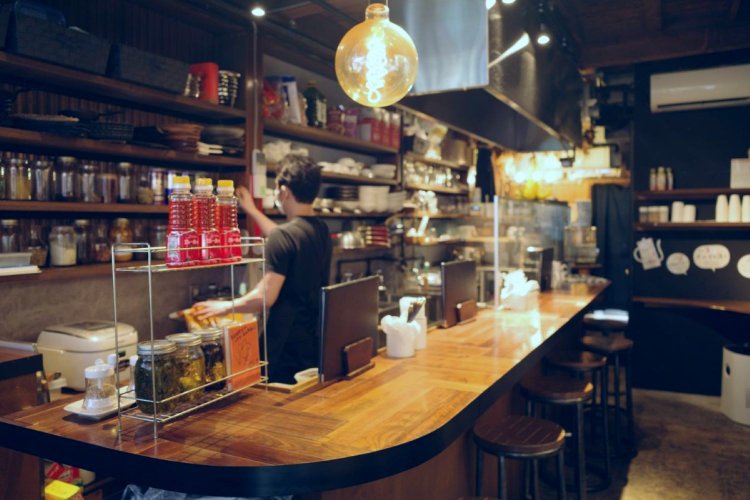 カウンターの奥と右手にはテーブル席も。