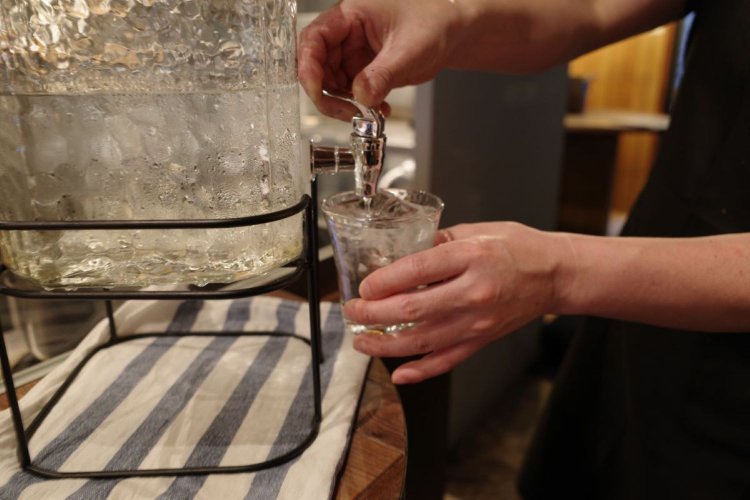 水は特定保健用食品(トクホ)の関与成分として認められている難消化性デキストリン入り。食後の血糖の上昇を抑制する作用があり、低糖質ダイエッターの強い味方。もちろん無料で飲み放題。