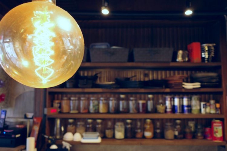 棚にはたくさんのスパイスが並ぶ。