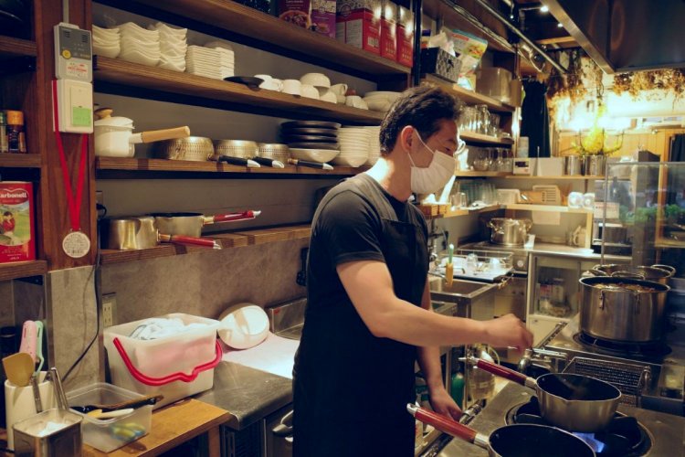 “低糖質でもおいしい”秘密は、鶏の手羽と鶏足（モミジ）を使ったコラーゲンスープ。うま味とコクが凝縮されたコラーゲンスープをベースにすることで味わい深いカレーに。