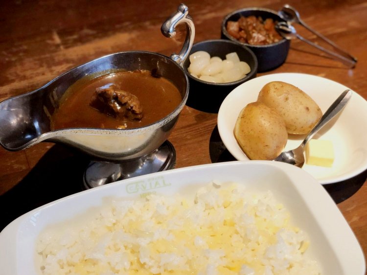 じっくり煮込まれたポークがゴロゴロ入っているポークカレー1600円。