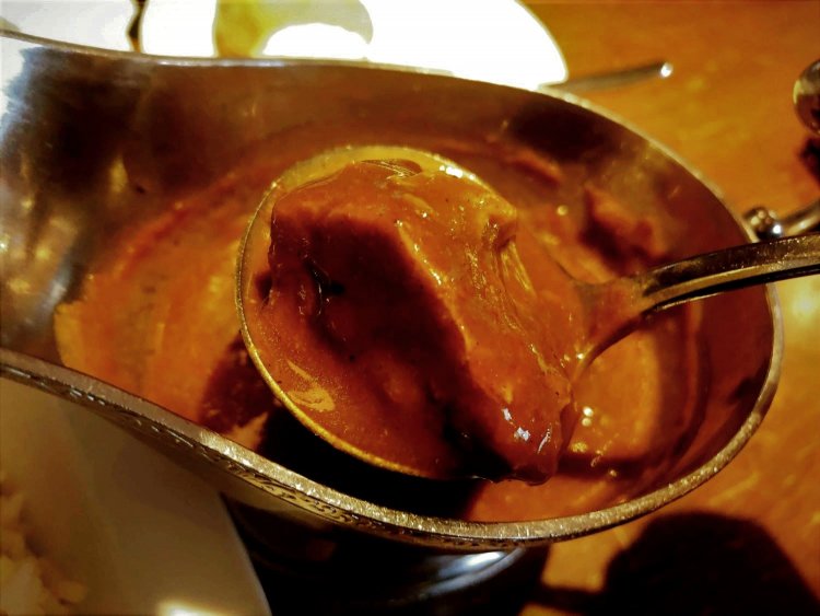 ゴロっと大きなポークの塊。じっくり煮込まれてやわらかい。