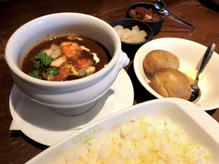 シーフードカレー1800円。アサリ、エビ、ホタテを焼いたときに出るスープがルーと溶け合い、旨味が濃い！