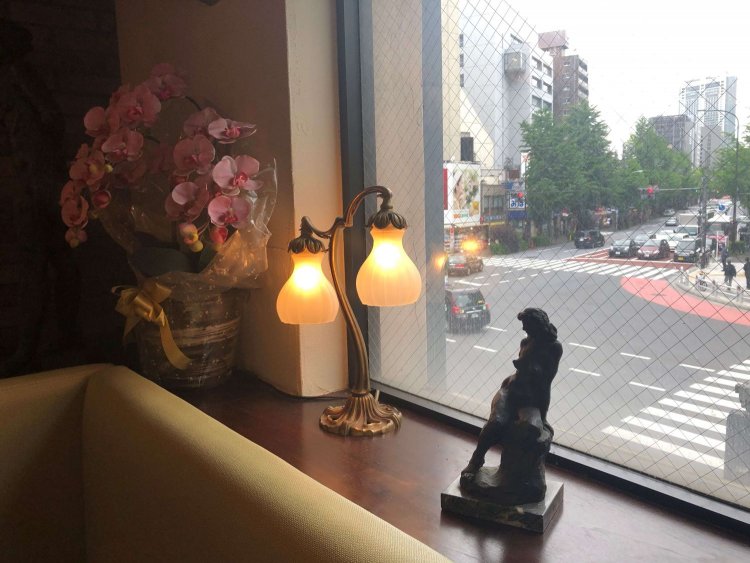 大きな窓からは神田神保町の交差点が見える。