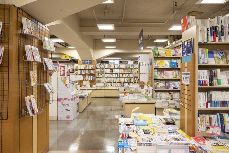 雑誌、児童書も充実。ステーショナリーの品揃えも豊富だ。