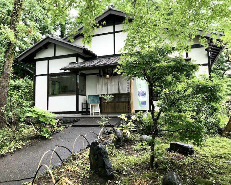 鳥のさえずりも心地よいクヌギやナラの林の中に立つ。四季折々の風情もまた格別だ。