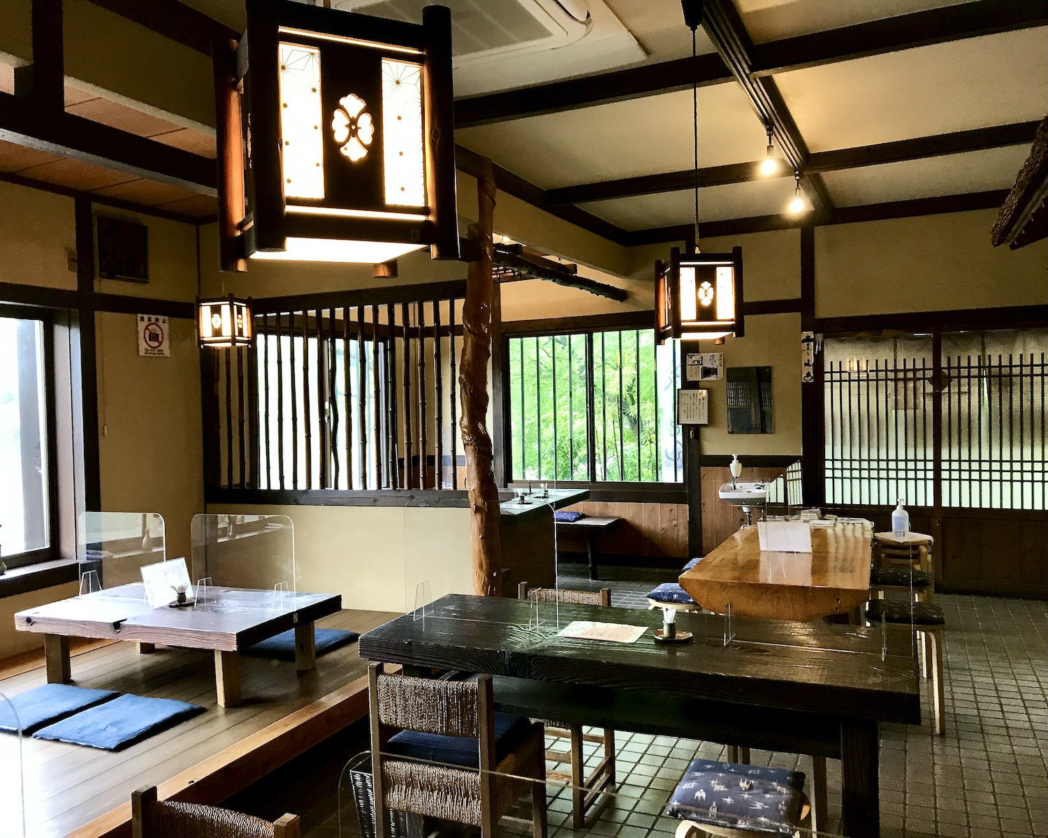 飯能特産の木材である西川材が各所に使われた店内。人気は入り口横の囲炉裏のテーブル席。