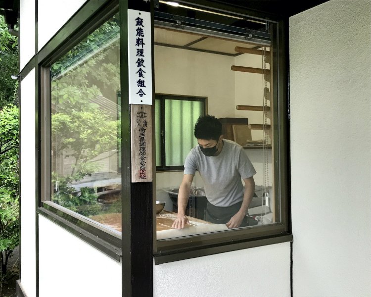 最近ではそば打ちを任されることも多くなった弟子の辻川さん。開店前の9時くらいに見られる光景だ。