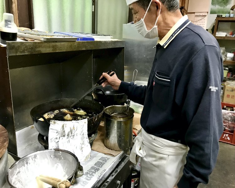 天ぷらを揚げる大河原さん。弟子の辻川さん曰く「油の中で、油の温度差で油を切っているよう」という。
