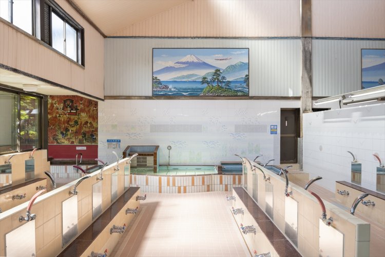 銭湯絵師の中島盛夫さんの富士山が掲げられている。