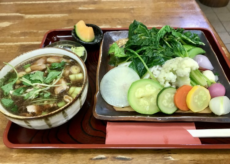 「野菜3倍肉汁せいろ」 うどん1000円。野菜の量が多い分、麺はちょっと少なめに。つけ汁には豚肉もたっぷり。
