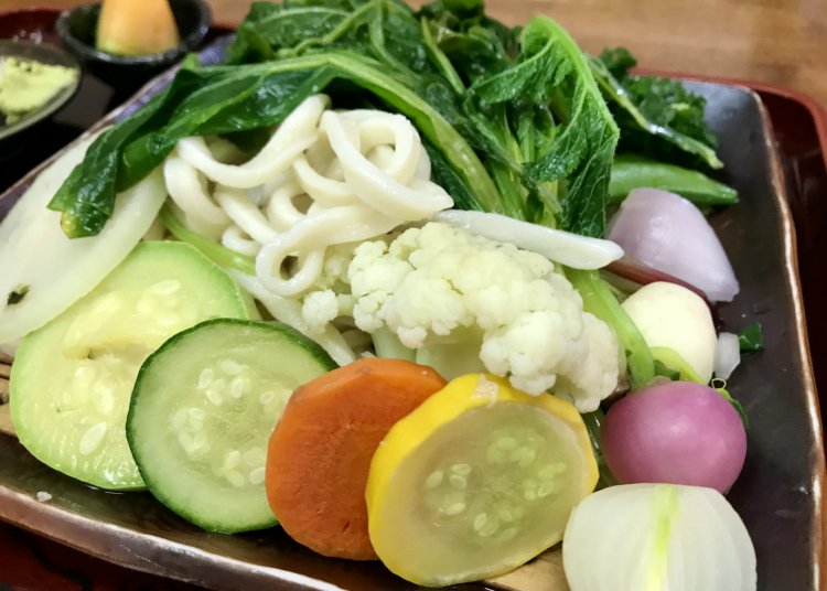 菜っ葉系の山の下にうどん発見。小麦粉は、外麦に地元飯能産の農林61号と南部小麦をブレンドしたものを使用。