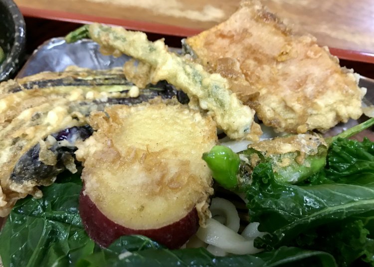 この日の天ぷらは、ナスにカボチャにサツマイモ、インゲン、シシトウ。ごま油の香りがしっかり効いている。