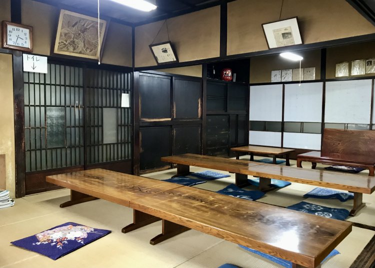 昭和２年の佇まいをそのまま今に残す。しかも写真左奥に映る建具に至っては、移転前の旧家から運び入れたもの。