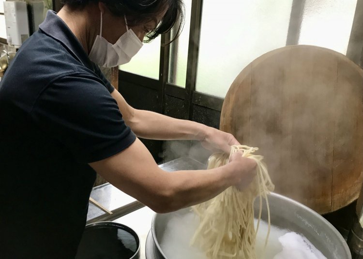 慣れた手付きでうどんをバラしながら湯釜へと投入する細川さん。