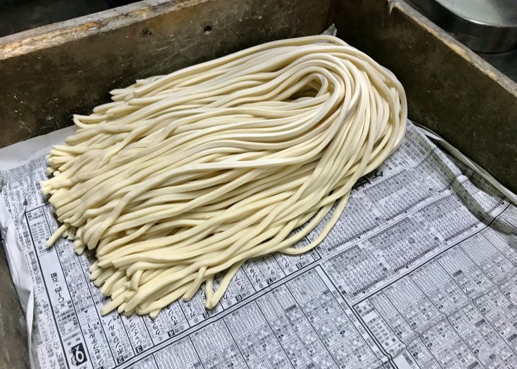 見目麗しい茹でる前の生うどん。これで（並）1人前だというのだから恐れ入る。ちなみに（小）もある。