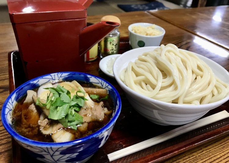 「肉つゆうどん（並）」。天かすもそばちょこ一杯分ついてくる。乾燥柚子皮の薬味をつゆに振りかけるのもお勧め。