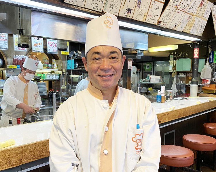 3代目社長の吾妻さん。入り口付近に立ち接客していることも多い。