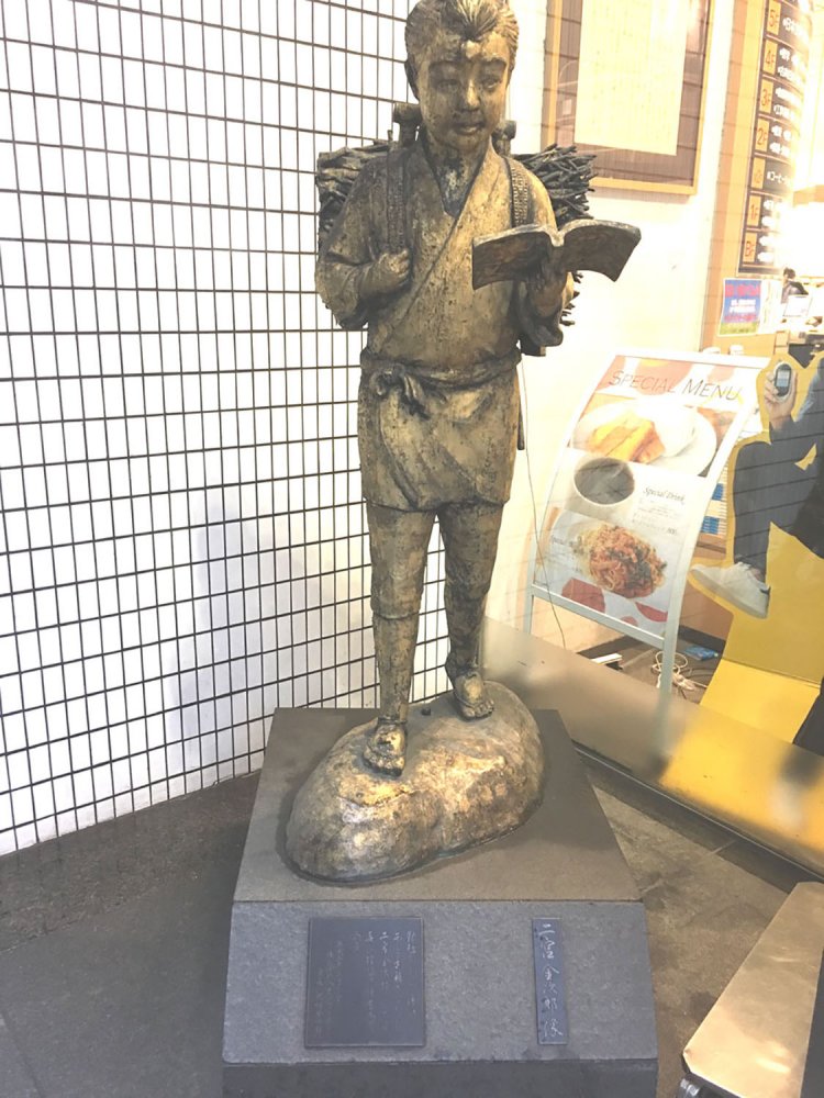 八重洲ブックセンターの金次郎。珍しい金色の像である（2019年）。