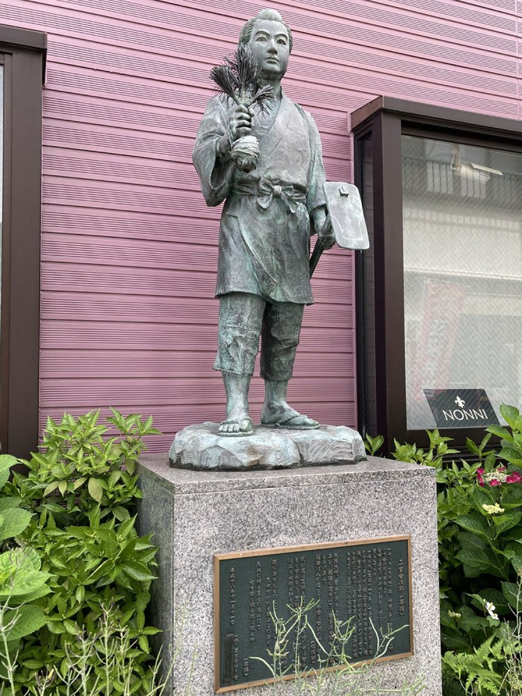 企業が設置したと思われる金次郎だが、道を歩いていると突如として現れる印象（2021年）。