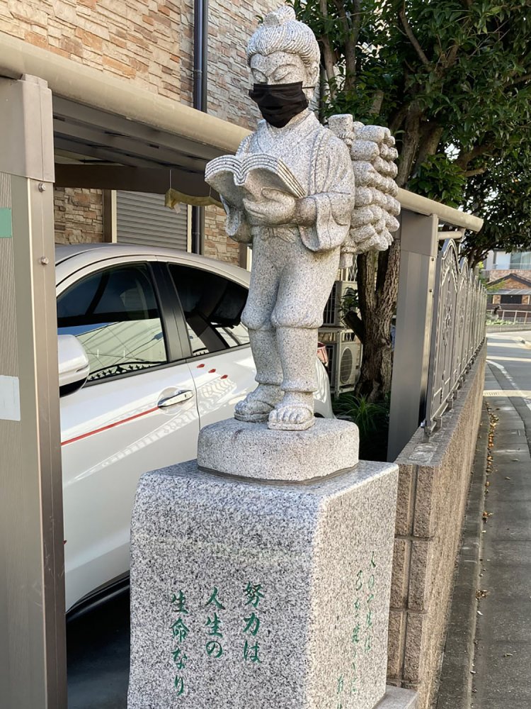 恐らく個人が設置した金次郎。こちらも住宅街にいきなり金次郎が登場する（2021年）。