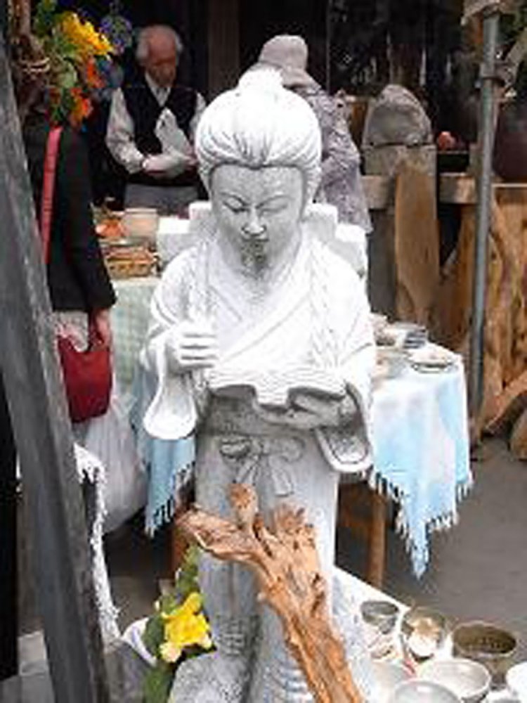 番外編。益子の陶器市になぜかいた金次郎（2009年）。