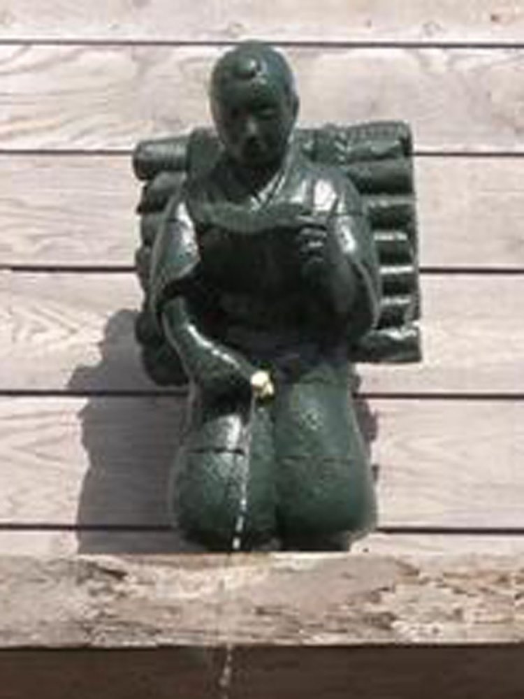 番外編。伊東の「怪しい少年少女博物館」に設置された、金次郎型小便小僧（2006年）。