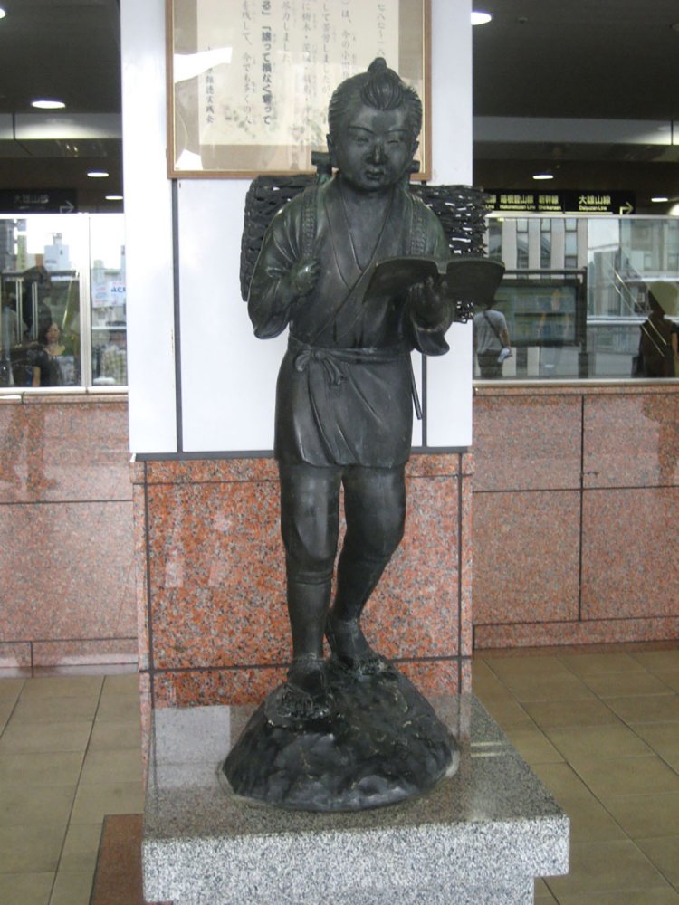 本場・小田原には各地に金次郎像があるらしい。これは小田原駅コンコースの金次郎（2012年）。