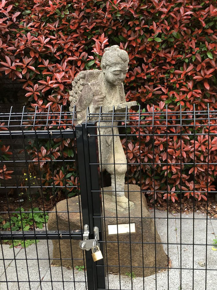 現在は高齢者施設となっている建物の傍らにいる金次郎（2020年）。