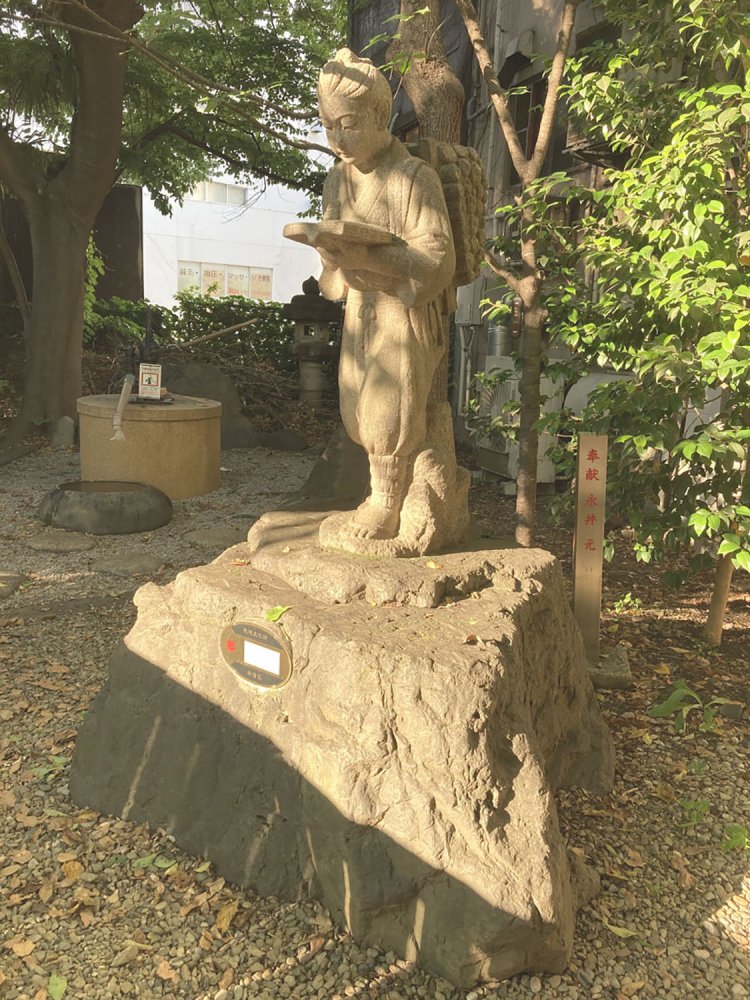 花園神社境内の金次郎。新宿区地域文化財に指定されている（2021年）。